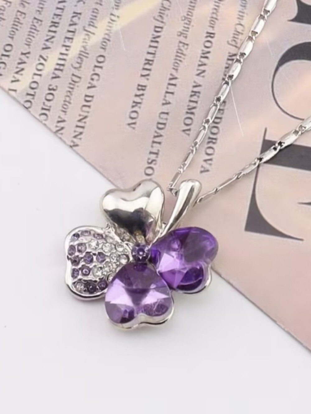 💜Pretty, sparkly made to get noticed! Purple crystal Four-leaf clover necklace